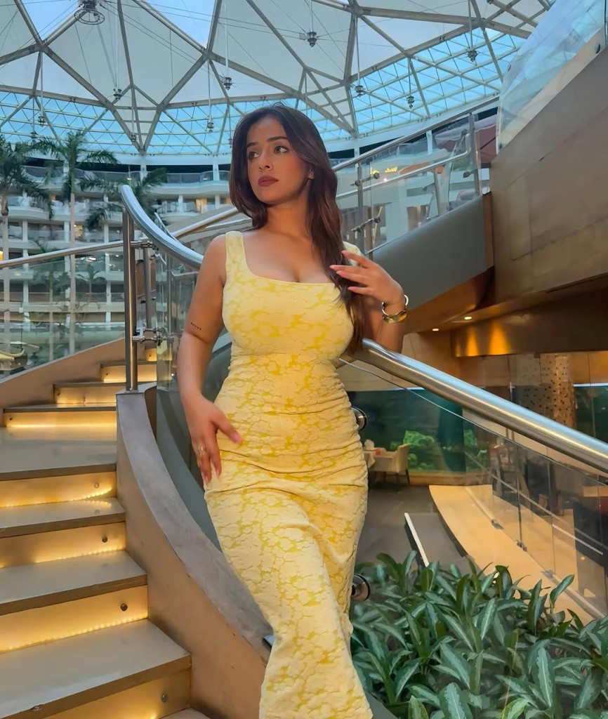 Busty Escort Model Lahore