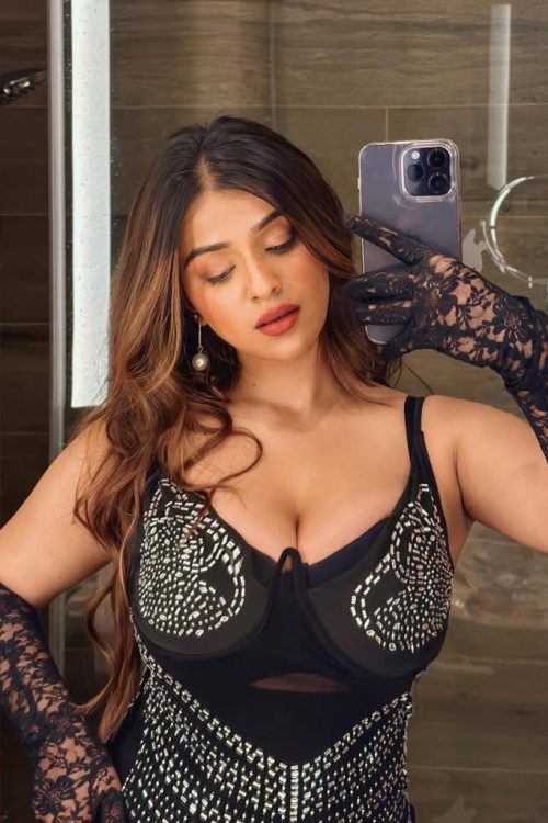 Busty Escort Model Lahore